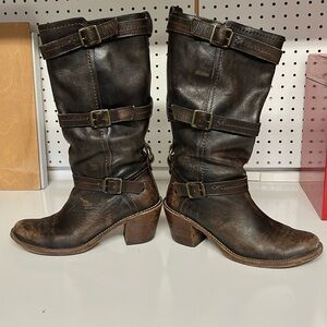 Frye Carmen 3 strap Dark Brown size: 8.5
